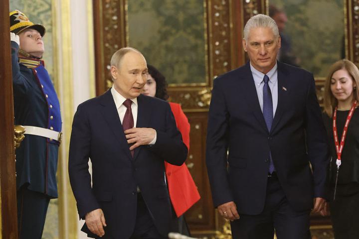 El presidente cubano, Miguel Díaz-Canel, y su homólogo ruso, Vladimir Putin, durante su reunión en el Gran Palacio del Kremlin, el 7 de mayo de 2025, en Moscú.