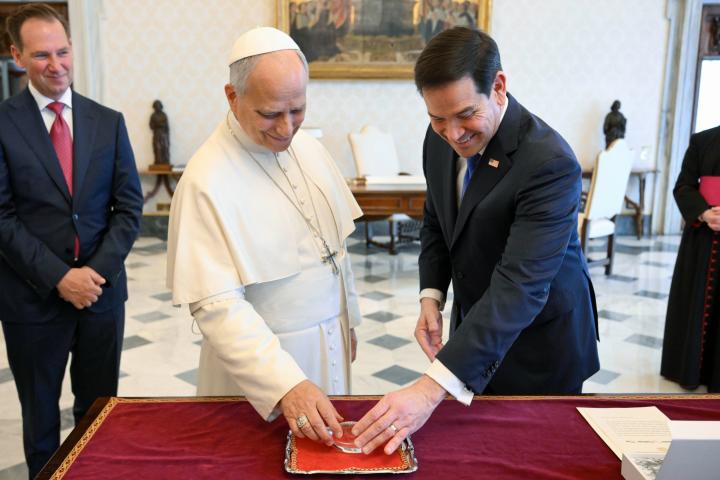 El secretario de Estado norteamericano, Marco Rubio, entrega al papa León XIV un pisapapales con forma de pelota de béisbol, el 7 de marzo de 2026, en el Vaticano.