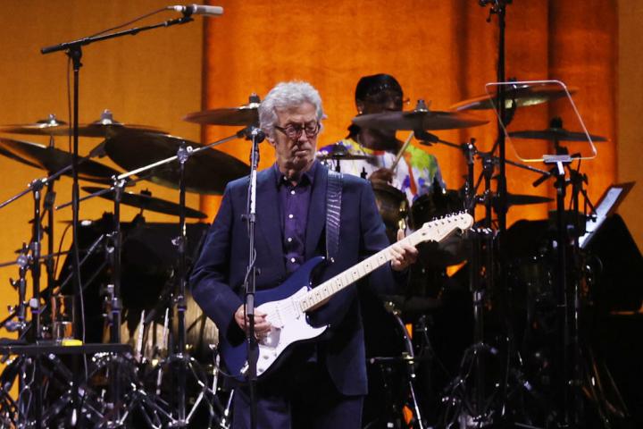 Eric Clapton actúa en el escenario de "Life Is a Carnival: A Musical Celebration of Robbie Robertson", el 17 de octubre de 2024 en Los Ángeles, California.