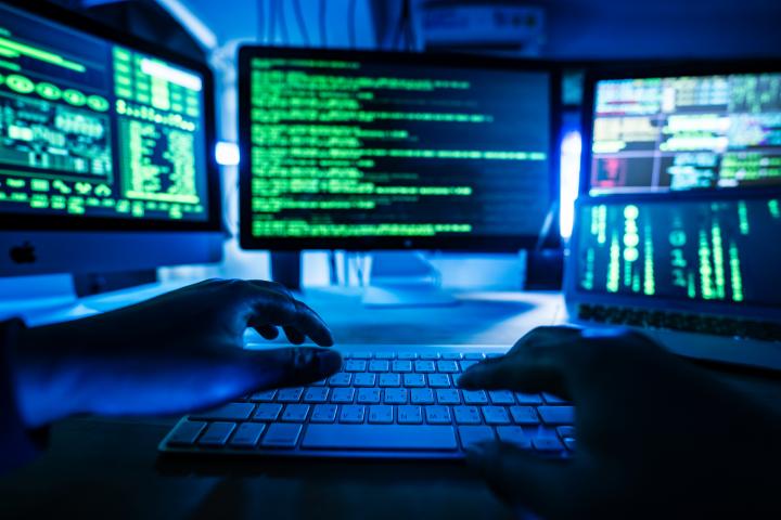 Imagen de archivo de un hacker, haciendo el mal.