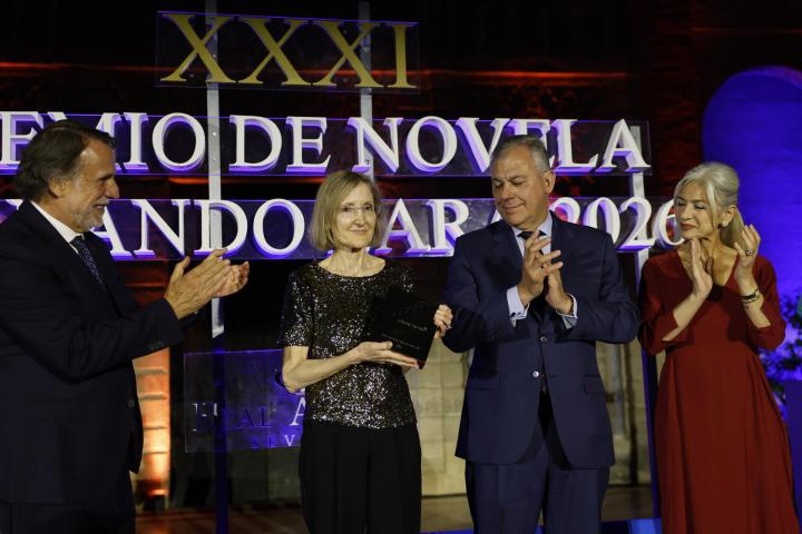 La escritora barcelonesa Marta Platel recogiendo su premio