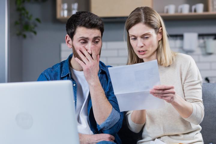 Pareja revisando un papel