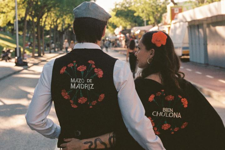 Un chaleco y un mantón bordado