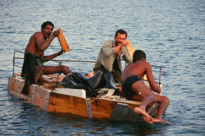 Un grupo de balseros trata de llegar desde Cuba a Estados Unidos con embarcaciones precarias, durante la crisis de 1994, en una imagen del 21 de agosto de ese año.