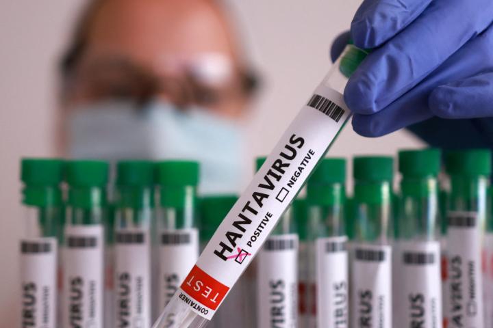 Un tubo de ensayo con la etiqueta positivo para hantavirus
