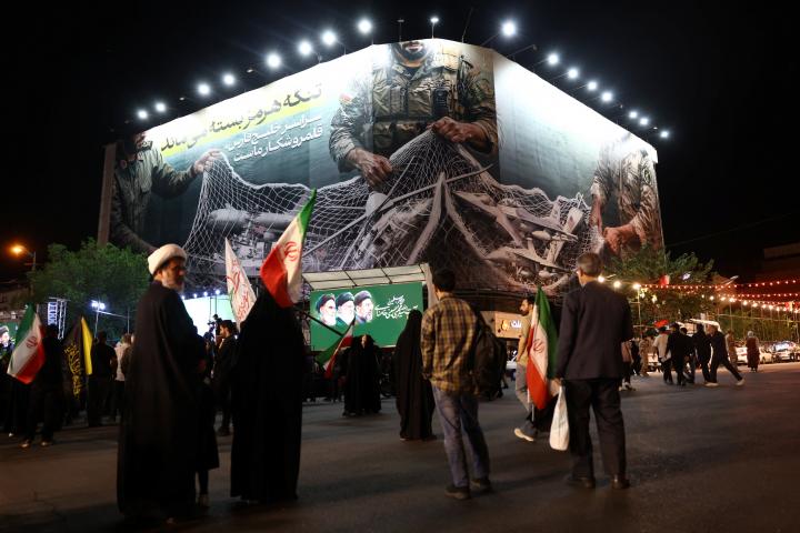 Una valla publicitaria con una imagen del régimen sobre su control del estrecho de Ormuz en un edificio de Teherán (Irán), 6 de mayo de 2026.