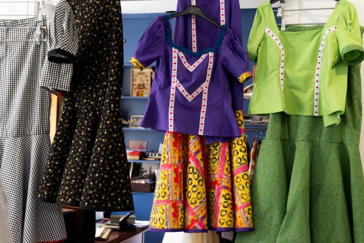 Unos trajes de Chulapa colgados en el taller de Carmen17