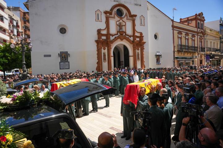 Los féretros de los dos agentes fallecidos en el funeral celebrado en la Parroquia de la Purísima Concepción de la capital onubense.