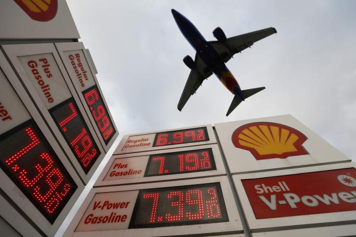 Los precios de la gasolina se muestran en una gasolinera Shell mientras un avión se aproxima al Aeropuerto Internacional de San Diego para aterrizar el 24 de abril de 2026 en San Diego, California.