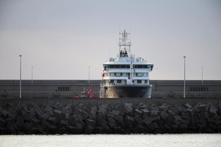 The cruise ship MV Hondius arrives at the port of Granadilla de Abona after being affected by a hantavirus outbreak, in Tenerife, Spain, May 10, 2026. REUTERS/Pedro Nunes