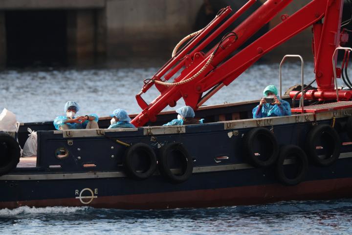 Los pasajeros españoles, desembarcando del MV Hondius.