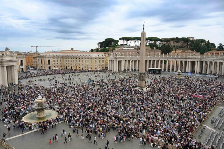 VATICAN CITY, VATICAN - MAY 10: (EDITOR NOTE: STRICTLY EDITORIAL USE ONLY - NO MERCHANDISING). Faihful gathered in St. Peter's Square attend Pope Leo XIV' Regina Caeli address on May 10, 2026 in Vatican City, Vatican. Speaking during the Regina Coeli address on Sunday, Pope Leo XVI expressed concern for the volatile situation in the Sahel region that stretches across the southernmost latitudes of North Africa between the Atlantic Ocean and the Red Sea. (Photo by Elisabetta Trevisan - Vatican Media via Vatican Pool/Getty Images)