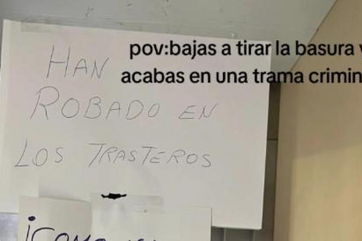 Los carteles colgados en el ascensor de un edificio.
