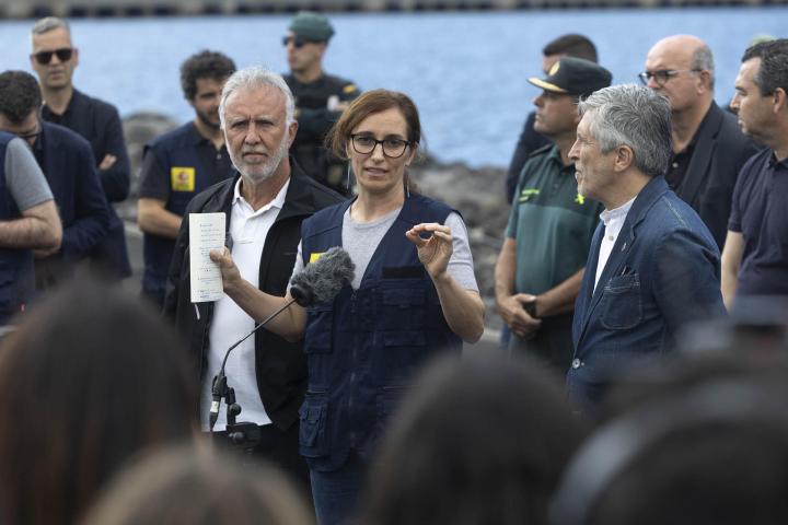 Los ministros Mónica García, Fernando Grande Marlaska y Ángel Víctor Torres este lunes en el puerto de Granadilla