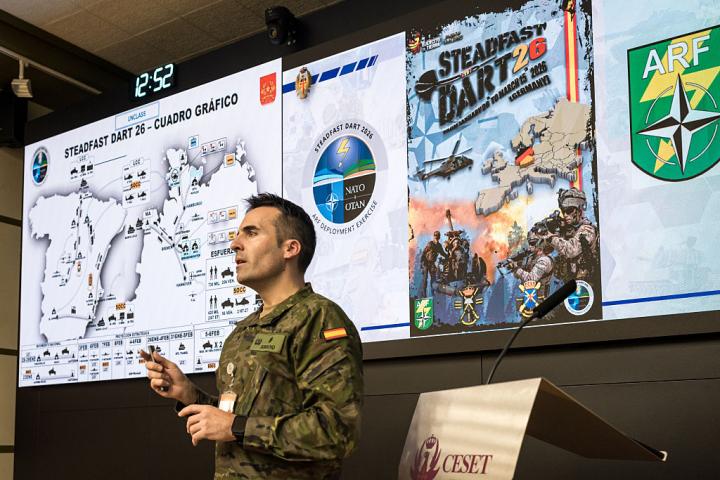 Pedro Soriano Morales, comandante del Ejército de Tierra español, durante una conferencia sobre maniobras de la OTAN