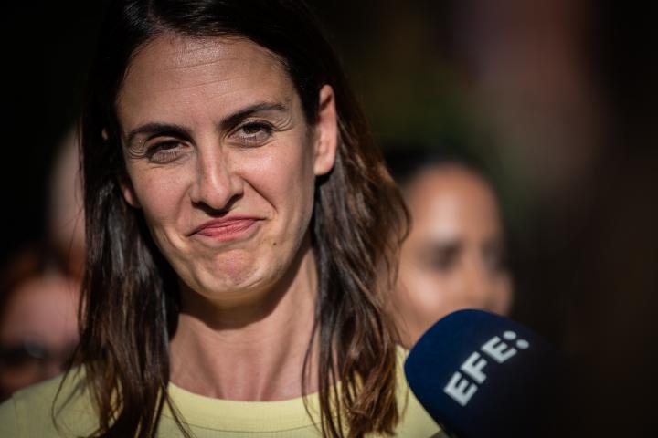 Rita Maestre, en una imagen de archivo, sonríe ante un micrófono.