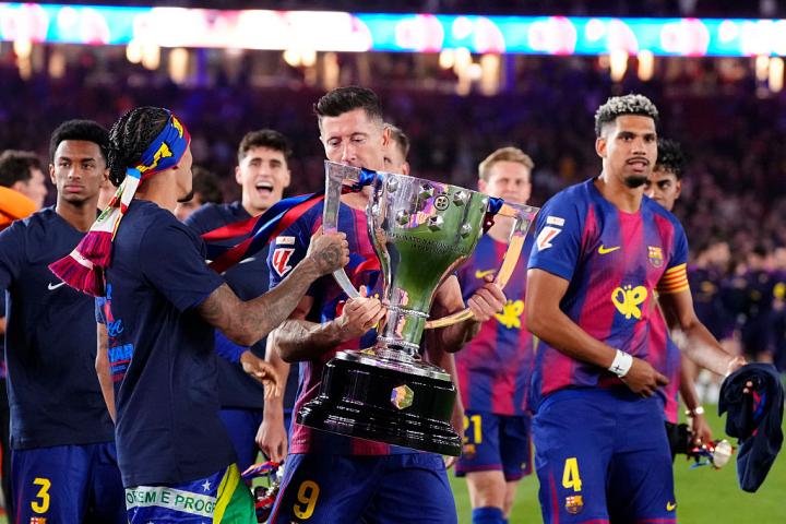 Robert Lewandowski levanta el trofeo de LaLiga tras ganar al Madrid