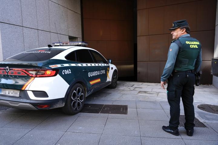 Traslado policial del matrimonio acusado de haber encerrado durante tres años y medio a sus hijo en una vivienda en Fitoria, a las afueras de Oviedo (Asturias).
