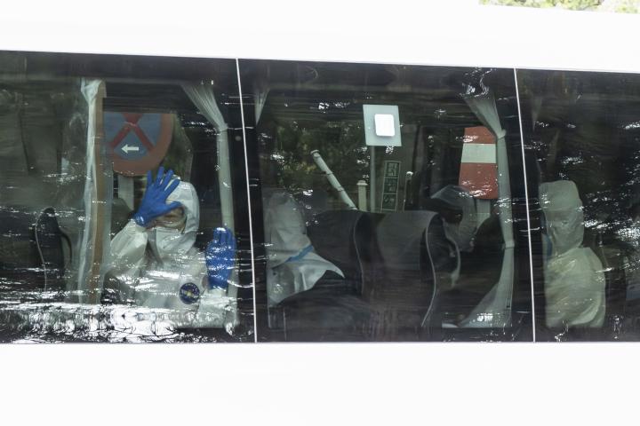 Un autobús transporta a los ciudadanos españoles que se encontraban en el crucero MV Hondius, desde la Base Aérea de Torrejón hasta el Hospital Gómez Ulla.