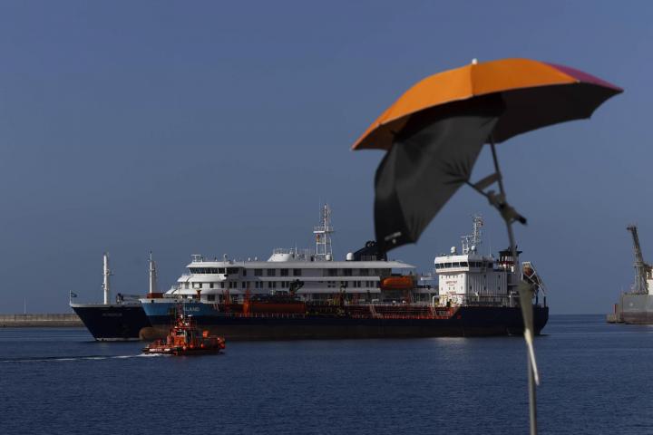 Un barco de abastecimiento ya proporciona combustible al MV Hondius, fondeado en Granadilla de Abona.