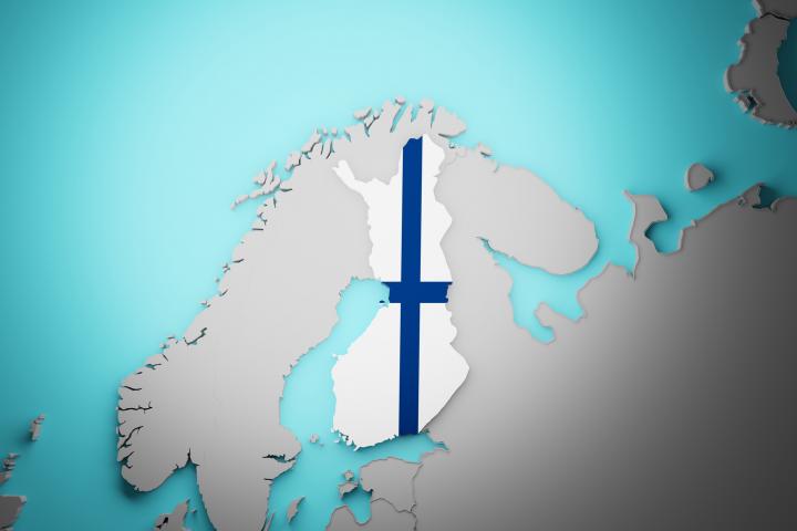 Una imagen del mapa de Finlandia con su bandera.