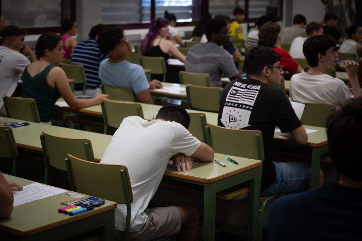 Varios alumnos atienden —uno de ellos con pinta de no tener mucha confianza— a las indicaciones en un examen del primer día de la selectividad en Valencia en 2025