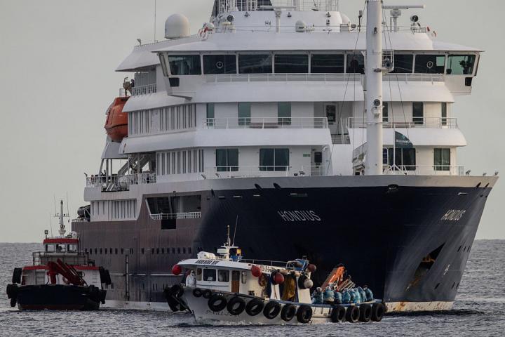 Vista del MV Hondius junto al puerto de Granadilla de Abona