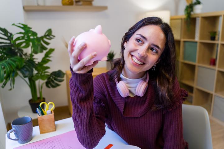 Mujer feliz ahorrando