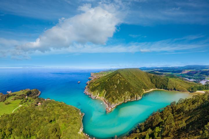 Desembocadura del río Tina Menor en el río Pechón, en Cantabria.