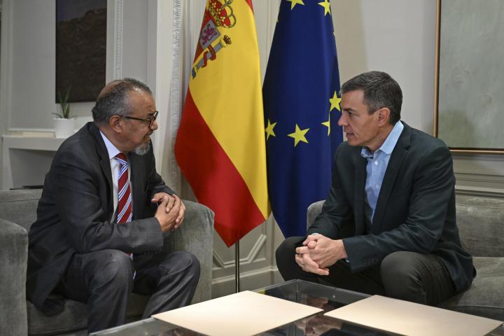 El presidente del Gobierno, Pedro Sánchez (d), con el director general de la OMS, Tedros Adhanom Ghebreyesus