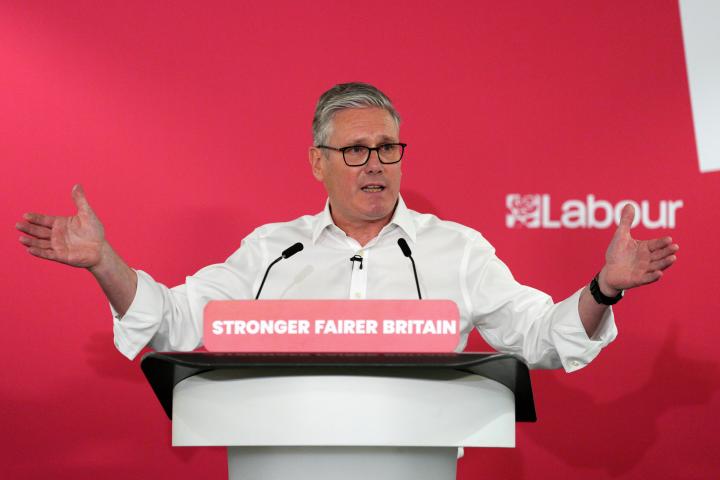 El primer ministro británico, Keir Starmer, durante la rueda de prensa para anunciar medidas tras la debacle del laborismo en las últimas elecciones municipales y regionales de Gales y Escocia.
