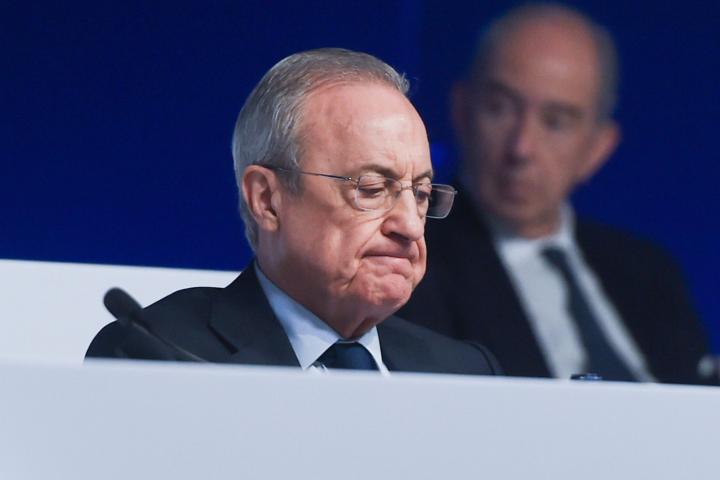 Florentino Pérez hace una mueca sentado en un palco en una imagen de archivo