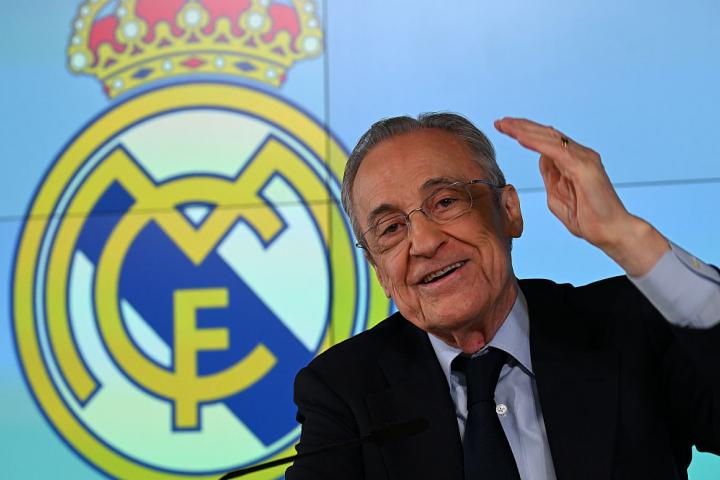 Florentino Pérez gesticula durante su comparecencia de este martes 12 de mayo