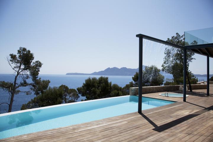 Imagen de archivo de una piscina con vistas al mar.