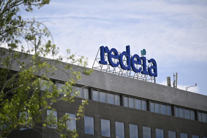 Imagen de archivo del letrero de Redeia, filial de Red Eléctrica, en su sede en Madrid.