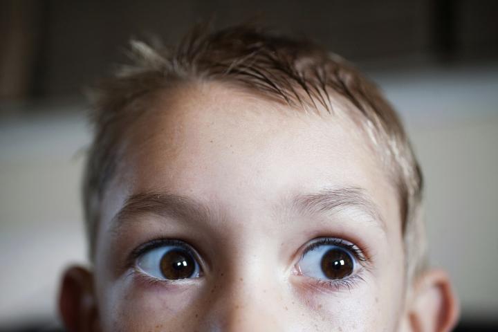 Imagen recortada de un niño mirando hacia otro lado