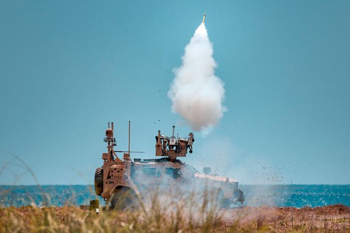 Marines de EEUU en un ejercicio de tiro contra un dron