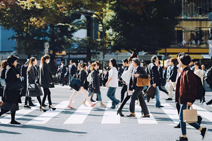 Multitud de personas que se dirigen al trabajo cruzan la calle en el cruce de Shibuya, Tokio