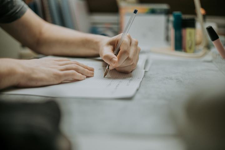 Un alumno realiza un examen.