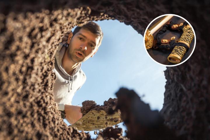 Un hombre y un hoyo y una vaina de espada