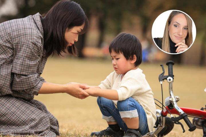 Una madre revisando si su hijo se ha hecho daño y una foto de Marta Prada