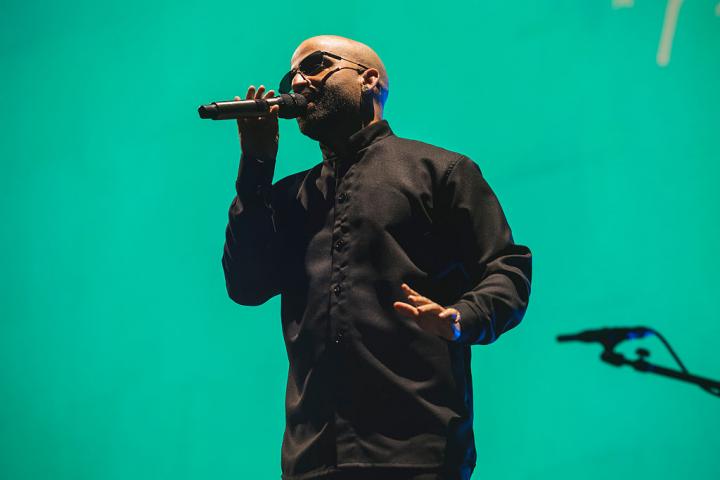 El reguetonero Arcángel en su concierto en el Movistar Arena.