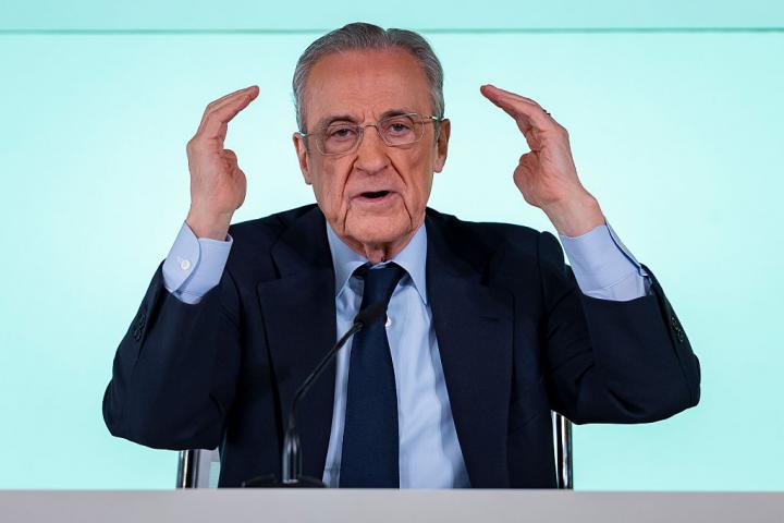 Florentino Pérez gesticula durante su intervención