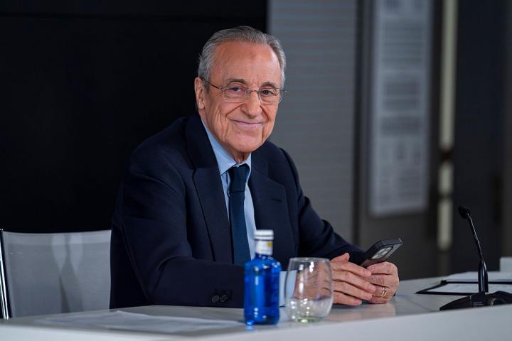 Florentino Pérez, sonriente en un instante de su rueda de prensa