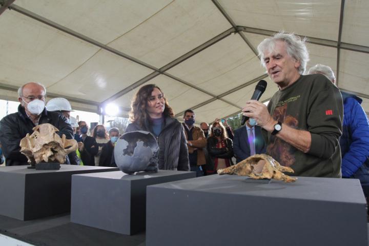 Juan Luis Arsuaga, en una presentación junto con Isabel Díaz Ayuso