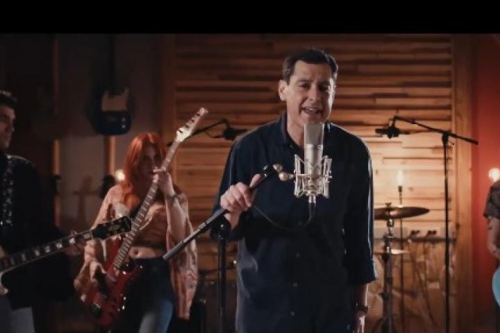 Juanma Moreno Bonilla, como cantante de 'Kilómetro Sur'