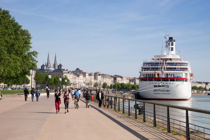 Un crucero en el puerto de Burdeos