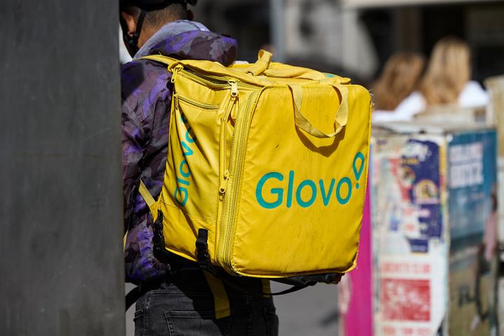 MADRID, SPAIN - AUGUST 29: A Glovo delivery driver on a street in Madrid, on 29 August, 2025 in Madrid, Spain. Delivery Hero, the German platform that owns Glovo, had a turnover of 7,185.8 million euros in the first half of 2025, up 18.9% in absolute terms and 24.2% when adjusted for inflation. (Photo By Jesus Hellin/Europa Press via Getty Images)
