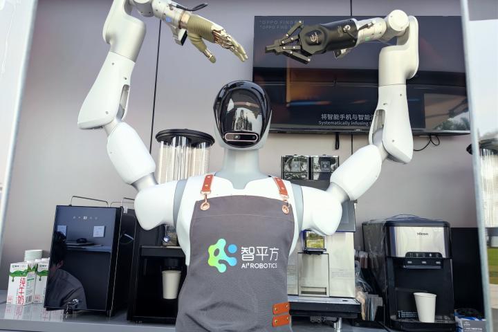 Un robot camarero hace café o helados en un quiosco en China en esta imagen de archivo.