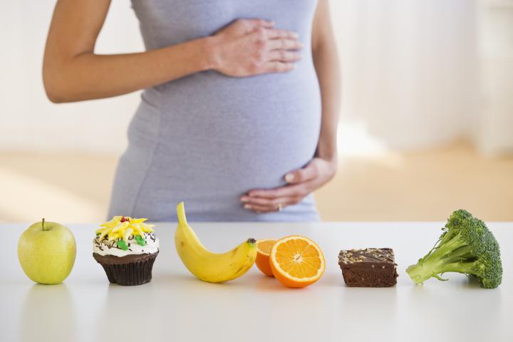 Una embarazada debe cuidar su alimentación